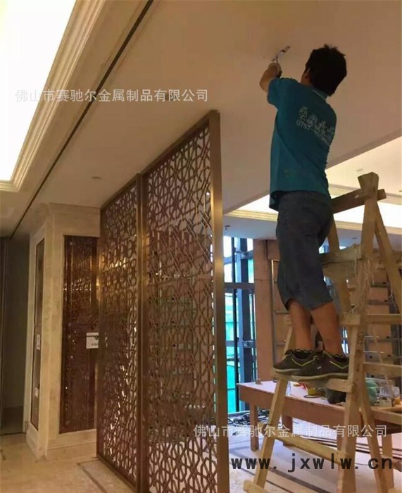 酒店大廳屏風(fēng)隔斷 酒紅色不銹鋼屏風(fēng)隔斷真空電鍍加工價(jià)格