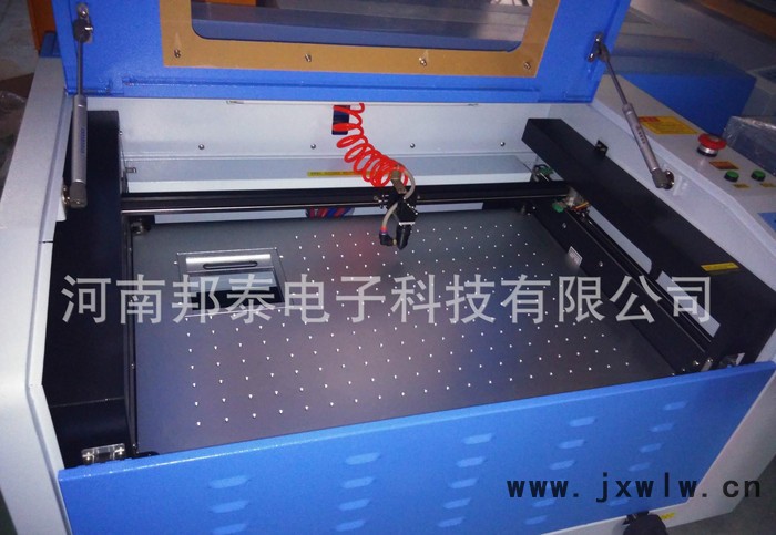 廣告激光雕刻機(jī)木刻畫(huà)亞克力水晶皮革雕刻機(jī)直銷(xiāo)