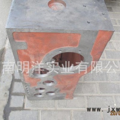 一拖東方紅拖拉機200P變速器，變速箱殼體