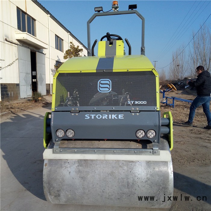 思拓瑞克ST3000 3噸壓路機現(xiàn)貨批發(fā) 新款鷹眼守望者號3噸座駕式壓路機 柴油三缸水冷發(fā)動機雙驅雙震壓路機爬坡好